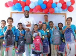 Vladimir Guerrero entrega útiles escolares en Nizao