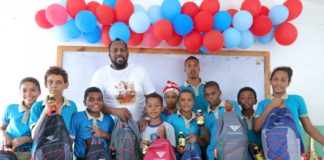Vladimir Guerrero entrega útiles escolares en Nizao