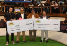 Beisbolistas y galleros aportan al CONAPE y Liga contra Cáncer