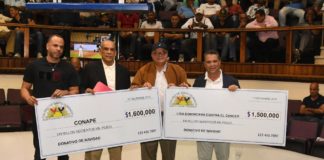 Beisbolistas y galleros aportan al CONAPE y Liga contra Cáncer