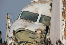 Al menos 12 muertos al estrellarse un avión de 98 pasajeros en Kazajistán