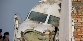 Al menos 12 muertos al estrellarse un avión de 98 pasajeros en Kazajistán