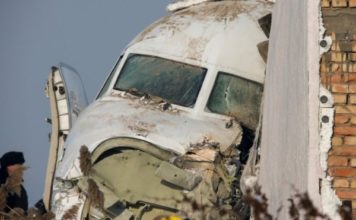 Al menos 12 muertos al estrellarse un avión de 98 pasajeros en Kazajistán
