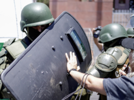 La Policía de Chile reprime a manifestantes con gas lacrimógeno y cañones de agua