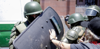La Policía de Chile reprime a manifestantes con gas lacrimógeno y cañones de agua