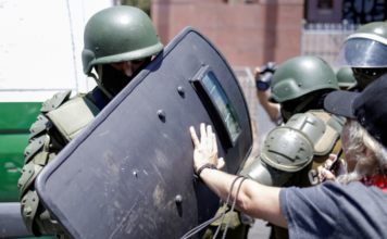 La Policía de Chile reprime a manifestantes con gas lacrimógeno y cañones de agua