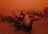 Miles de personas se refugian en varias playas del sureste de Australia para escapar de los incendios