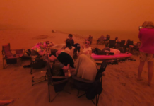 Miles de personas se refugian en varias playas del sureste de Australia para escapar de los incendios