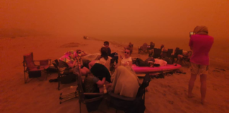 Miles de personas se refugian en varias playas del sureste de Australia para escapar de los incendios
