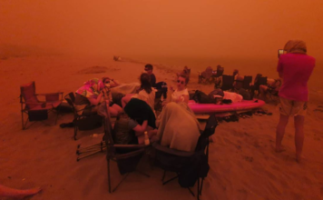 Miles de personas se refugian en varias playas del sureste de Australia para escapar de los incendios