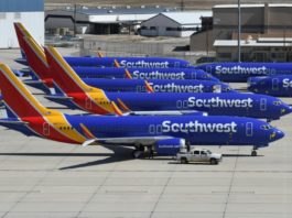 El 737 MAX, diez meses de crisis para Boeing
