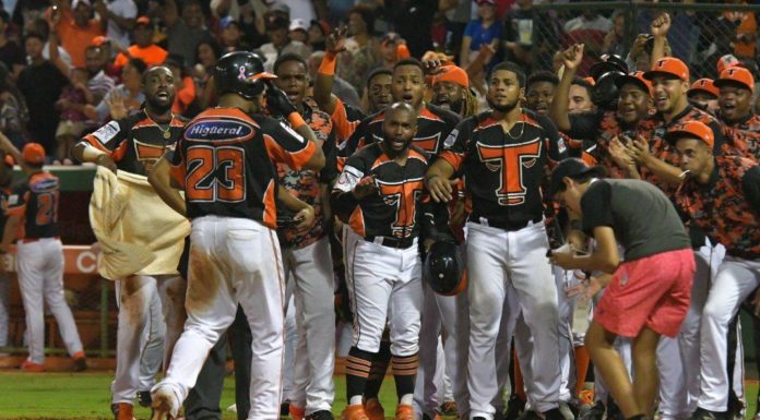 Toros hacen historia y se colocan a un paso del título