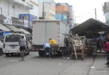 Ocupación aceras y calles, refleja falta control ciudad