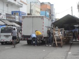 Ocupación aceras y calles, refleja falta control ciudad