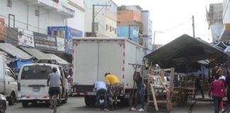 Ocupación aceras y calles, refleja falta control ciudad
