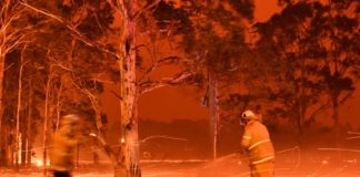 Operación de rescate para personas bloqueadas en playas de Australia por incendios