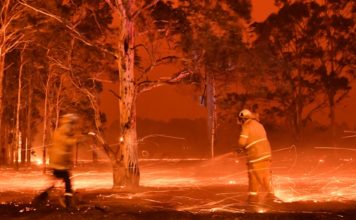 Operación de rescate para personas bloqueadas en playas de Australia por incendios