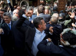 Guaidó entra por la fuerza al Parlamento y jura como presidente de Venezuela