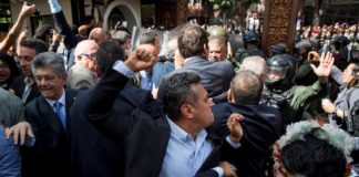 Guaidó entra por la fuerza al Parlamento y jura como presidente de Venezuela