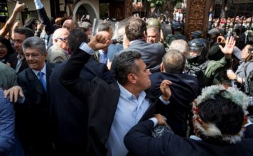 Guaidó entra por la fuerza al Parlamento y jura como presidente de Venezuela