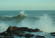 Vientos anormales continuarán provocando oleajes y aguaceros este domingo