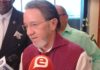 VIDEO | Senador Amable Aristy reparte dinero en Higüey a horas de elecciones municipales