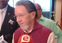 VIDEO | Senador Amable Aristy reparte dinero en Higüey a horas de elecciones municipales