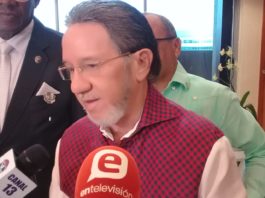 VIDEO | Senador Amable Aristy reparte dinero en Higüey a horas de elecciones municipales