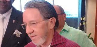 VIDEO | Senador Amable Aristy reparte dinero en Higüey a horas de elecciones municipales