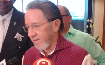VIDEO | Senador Amable Aristy reparte dinero en Higüey a horas de elecciones municipales