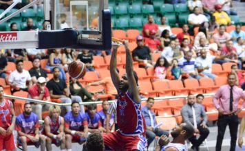 Davis con explosivo donqueo guía a Sameji