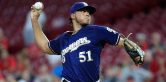 Freddy Peralta firma extensión con Milwaukee