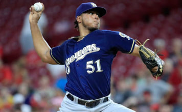 Freddy Peralta firma extensión con Milwaukee