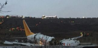 Un avión se sale de pista en Estambul al aterrizar y se parte en tres
