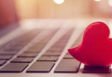 Mujer cuenta como estafador «Utilizó un rostro falso y me desangró» utilizando un rostro falso