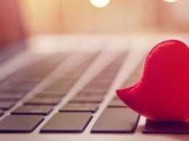 Mujer cuenta como estafador «Utilizó un rostro falso y me desangró» utilizando un rostro falso