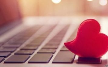 Mujer cuenta como estafador «Utilizó un rostro falso y me desangró» utilizando un rostro falso