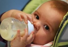 Las leches de fórmula para bebés que contienen «más azúcar que los refrescos»