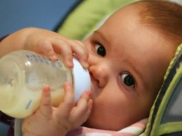 Las leches de fórmula para bebés que contienen «más azúcar que los refrescos»