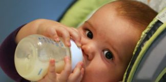 Las leches de fórmula para bebés que contienen «más azúcar que los refrescos»