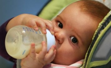 Las leches de fórmula para bebés que contienen «más azúcar que los refrescos»