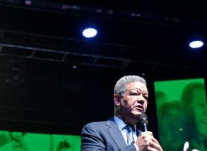 Leonel aboga que todo empleado suspendido se incorpore al programa FASE, incluidos los medios de comunicación