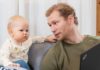 Finlandia da a nuevos padres la misma licencia laboral que a madres: casi 7 meses
