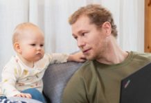 Finlandia da a nuevos padres la misma licencia laboral que a madres: casi 7 meses