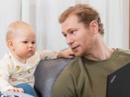 Finlandia da a nuevos padres la misma licencia laboral que a madres: casi 7 meses