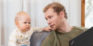 Finlandia da a nuevos padres la misma licencia laboral que a madres: casi 7 meses