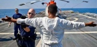 «Prisiones flotantes»: los barcos de EE.UU. en los que cientos de latinoamericanos permanecen detenidos en altamar por traficar drogas