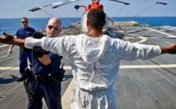 «Prisiones flotantes»: los barcos de EE.UU. en los que cientos de latinoamericanos permanecen detenidos en altamar por traficar drogas