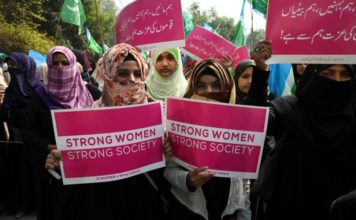 Mujeres alrededor del mundo reclaman igualdad pese a miedo al coronavirus