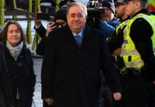 Ex primer ministro escocés, juzgado por agresiones sexuales